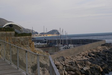 il porto turistico e in fondo il borgo di Varigotti